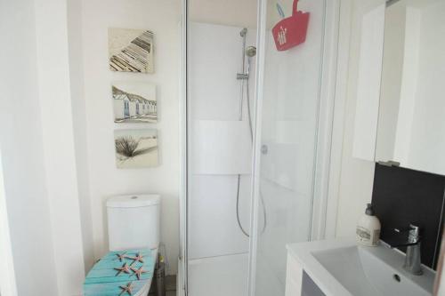 une salle de bain blanche avec douche et toilettes dans l'établissement Joli studio à 3 min de la plage - rénové en avril 2025, à Royan