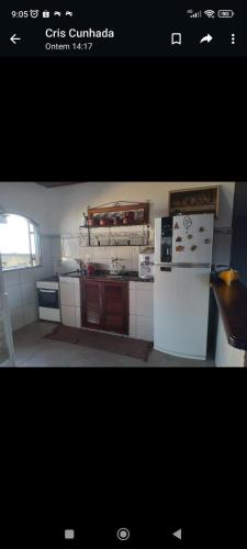 eine Küche mit einem Kühlschrank und einem Herd in der Unterkunft casa temporada da Cris in Paraty
