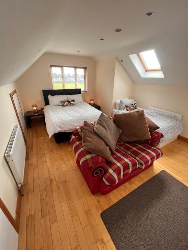 1 dormitorio con 1 cama y 1 sofá en Luxury Home in Dublin WiFi TV B&B Close to City Centre, en Lucan