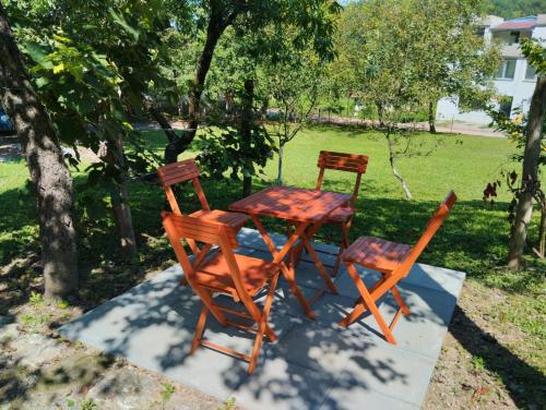 a table and two chairs sitting on a patio at Vitovnicki Mir in Petrovac na Mlavi