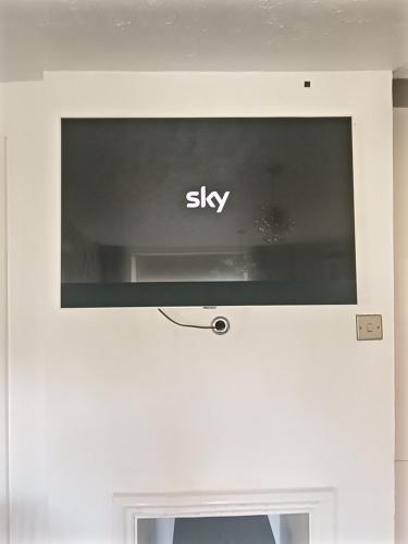 Televisyen dan/atau pusat hiburan di Little Dorrit Studio flat Rochester ME1 1XZ