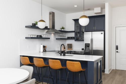 Köök või kööginurk majutusasutuses Modern Spacious Condo with Parking by Downtown Broadway