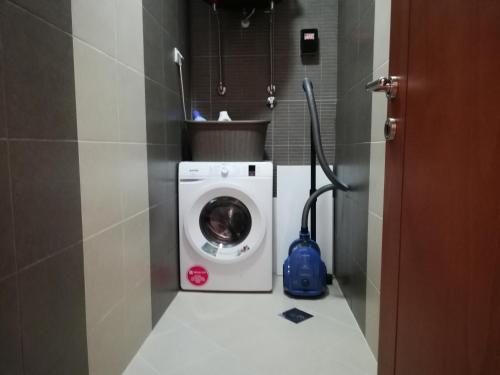 y baño con lavadora. en Apartment Anatolia of Becici, en Bečići