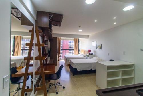 a room with two beds and a staircase in it at 1115 Flat Triplo Garvey - Arena BRB in Brasilia