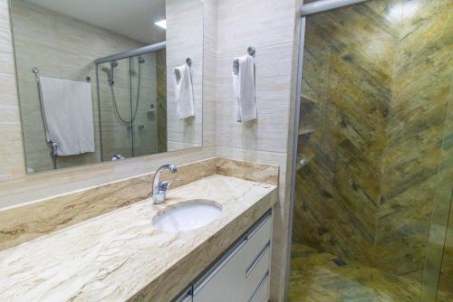 a bathroom with a sink and a shower at 1115 Flat Triplo Garvey - Arena BRB in Brasilia