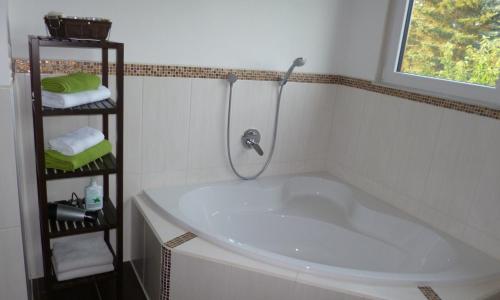 een badkamer met een bad en een douche bij Haus Weinheck in Lebach
