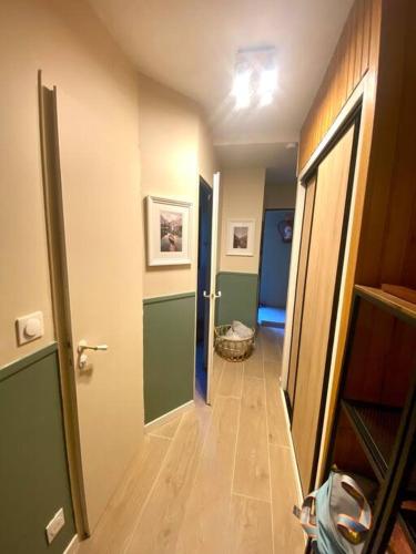 un couloir d'une chambre avec salle de bains et toilettes dans l'établissement Cozy Appartement avec vue sur montagne, à Bourisp