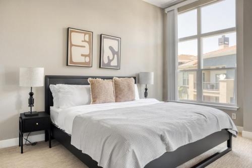 a bedroom with a large bed and a window at Sunnyvale 1BR w wd gym pool nr highways SFO-1111 in Sunnyvale