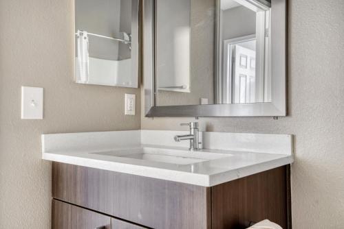 a bathroom with a white sink and a mirror at Sunnyvale 1BR w wd gym pool nr highways SFO-1111 in Sunnyvale
