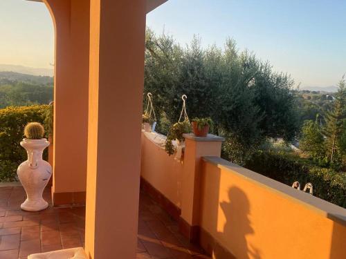 l'ombra di una donna che si trova su un balcone di Villa Luxury con Vista Golf Club - Rider Cup a Marco Simone
