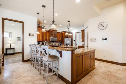 Η κουζίνα ή μικρή κουζίνα στο Heated Pool and Spa, Sleeps 16! - Villa Mangrove