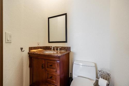 Ένα μπάνιο στο Heated Pool and Spa, Sleeps 16! - Villa Mangrove
