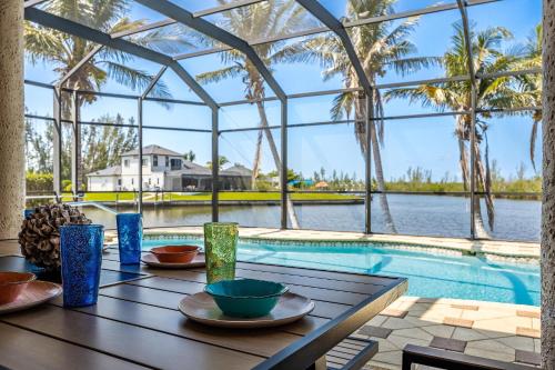 Πισίνα στο ή κοντά στο Heated Pool and Spa, Sleeps 16! - Villa Mangrove