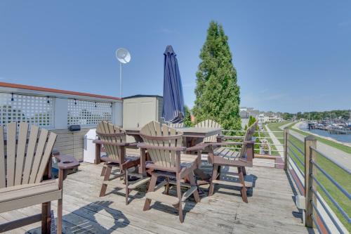 Μπαλκόνι ή βεράντα στο Lakefront Home with Rooftop Deck, Grill, Games!