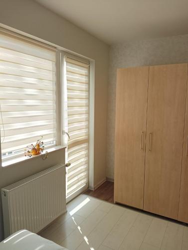 a room with a window with blinds and a cabinet at Дунав билдингс 3 in Pleven