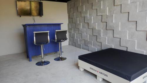 une chambre avec deux chaises, un matelas et une table bleue dans l'établissement Via paraiso, à Emiliano Zapata