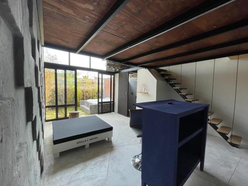 - un salon avec une table bleue et des escaliers dans l'établissement Via paraiso, à Emiliano Zapata
