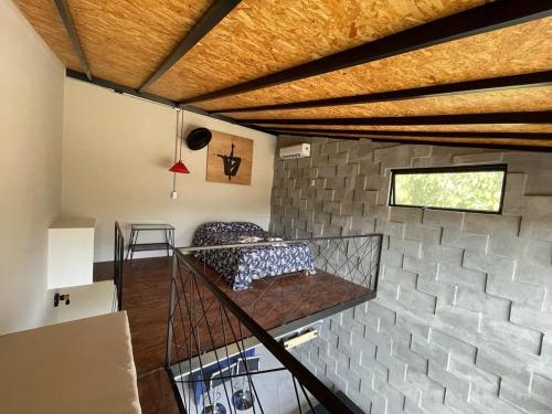 Cette chambre comprend un lit sur un mur. dans l'établissement Via paraiso, à Emiliano Zapata