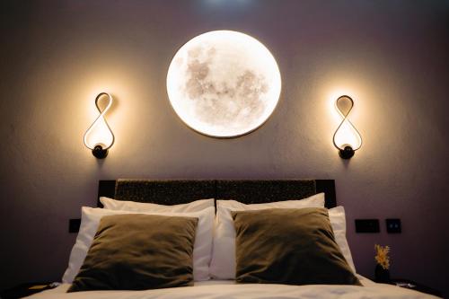 - une chambre avec un lit et deux miroirs sur le mur dans l'établissement Relaxveld Galaxy, à Curtea de Argeş