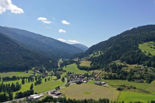 a small village in a valley in the mountains at Appartement Rosa in Patergassen