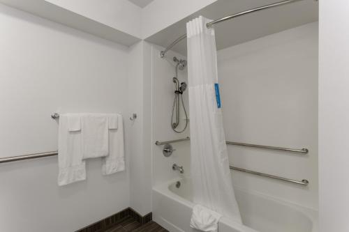 Ένα μπάνιο στο Hampton Inn Bloomington