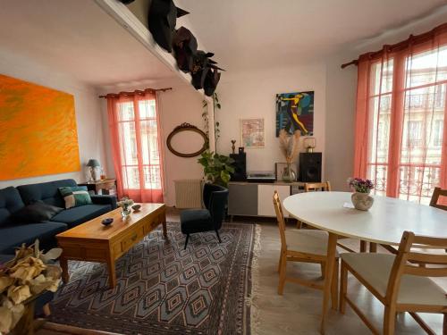 un salon avec un canapé bleu et une table dans l'établissement Appartment charming Tour Eiffel, à Paris