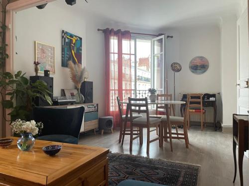 un salon avec une table et une salle à manger dans l'établissement Appartment charming Tour Eiffel, à Paris