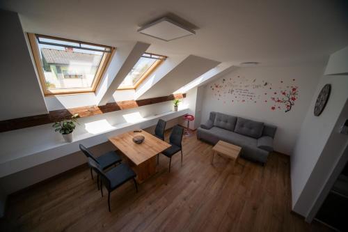 sala de estar con sofá, mesa y sillas en Sport apartments en Radovljica