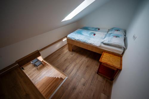 vistas a un dormitorio con cama y suelo de madera en Sport apartments en Radovljica