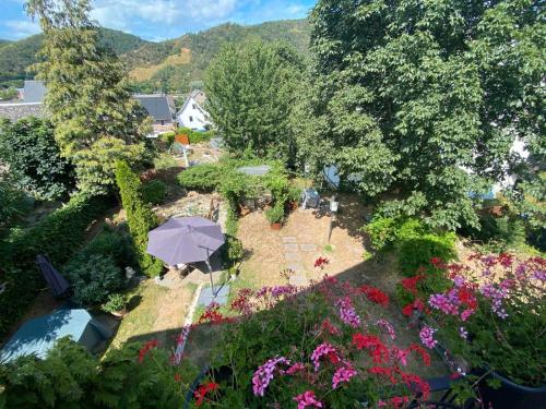 an overhead view of a garden with an umbrella at Altes Tor in Filsen