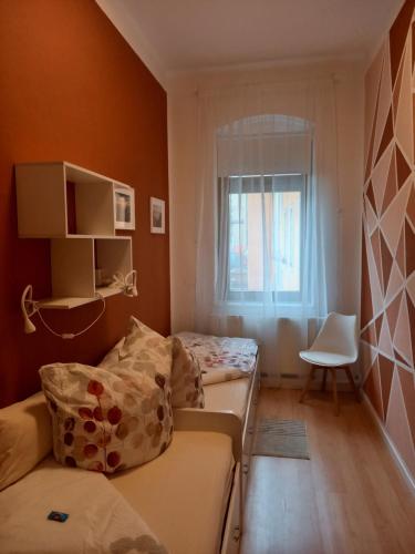 ein kleines Zimmer mit zwei Betten und einem Fenster in der Unterkunft Ferienwohnung Xenia in Pirna