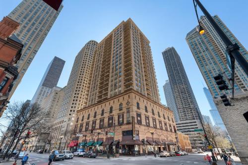 ein hohes Gebäude in einer Stadt mit hohen Gebäuden in der Unterkunft The Bernardin Gold Coast Luxury Apartments Near Magnificent Mile in Chicago