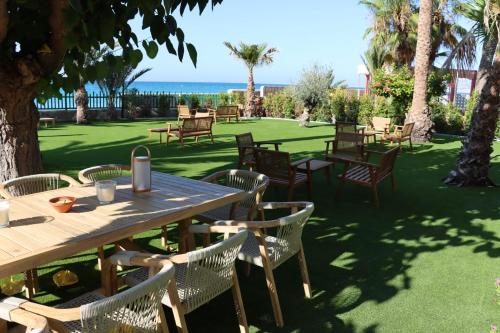 einen Tisch und Stühle mit Meerblick im Hintergrund in der Unterkunft Paradisun Villajoyosa in Villajoyosa