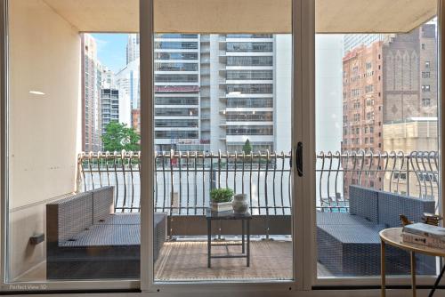 Ein Balkon oder eine Terrasse in der Unterkunft The Bernardin Gold Coast Luxury Apartments Near Magnificent Mile