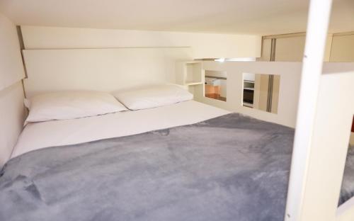 Habitación pequeña con cama blanca. en FLAT PRIVATIVO EQUIPADO WIFI - SUDOESTE, en Brasilia