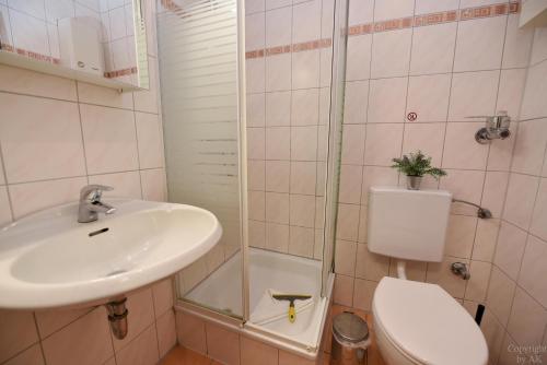 ein Bad mit einem Waschbecken, einem WC und einer Dusche in der Unterkunft Haus Kehrwieder Appartement KEHR8 in Cuxhaven