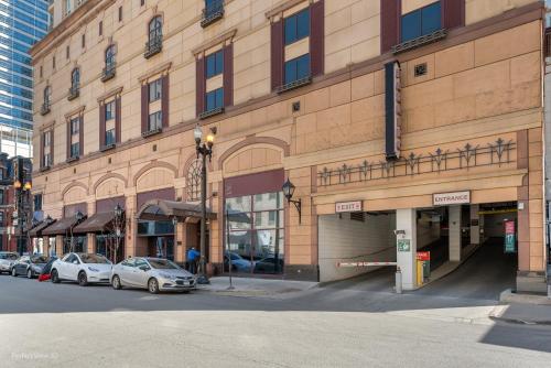 un gran edificio con coches estacionados frente a él en Fully Furnished Apts at The Mag mile -Cloud9 - 747 en Chicago