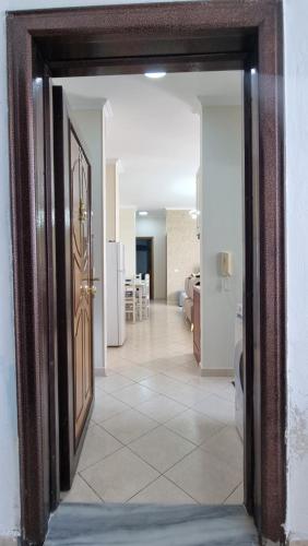eine offene Tür zu einer Küche und einem Wohnzimmer in der Unterkunft Ledi Home in Durrës