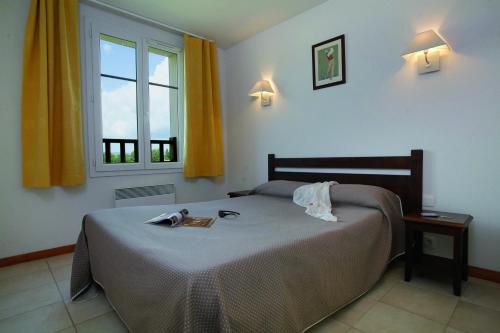 - une chambre avec un lit et une fenêtre dans l'établissement Résidence VTF Les Allées du Green, à Levernois