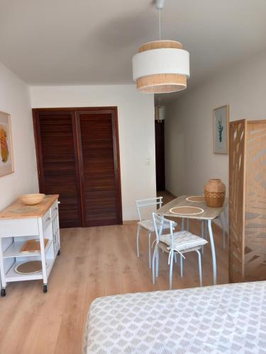 ein Zimmer mit einem Tisch, Stühlen, einem Tisch und einem Esszimmer in der Unterkunft STUDIO COURS GENERAL LECLERC in Ajaccio