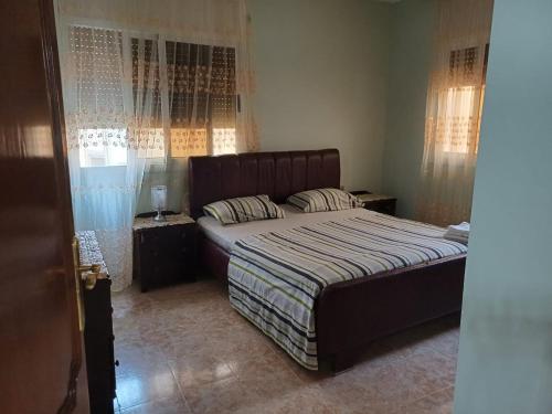 Un dormitorio con una cama grande y una ventana en Appartement familiale méditerranéen en Alhucemas