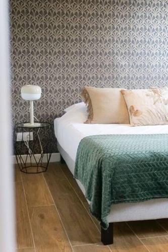 une chambre avec un lit avec une couverture verte dans l'établissement Hypercentre rue piétonne au calme, à Toulouse