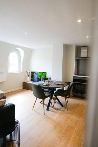 un salon avec une table et des chaises dans l'établissement Hypercentre rue piétonne au calme, à Toulouse