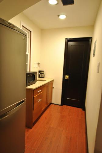 Η κουζίνα ή μικρή κουζίνα στο EWR AIRPORT Multilevel Guest House Room with 2-3 Beds