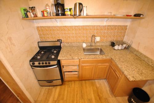Η κουζίνα ή μικρή κουζίνα στο EWR AIRPORT Multilevel Guest House Room with 2-3 Beds