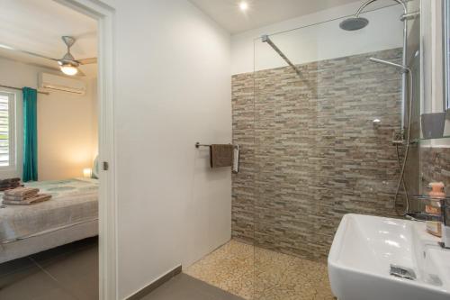 A bathroom at Paradise Apartments - Curacao