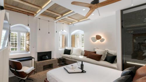 - un salon avec un canapé et une cheminée dans l'établissement Kallos Villas & Suites, à Naxos Chora