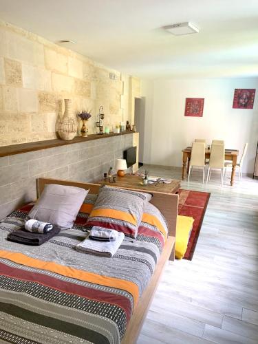 une chambre avec un lit et une salle à manger dans l'établissement Maison charmante à Libourne avec piscine privéea, à Libourne