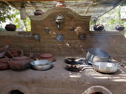 una cocina con ollas y sartenes en una mesa en Hacienda Santa María de Cieneguilla en Cieneguilla