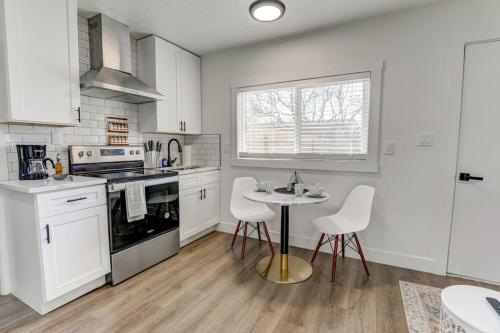 A kitchen or kitchenette at Cute Cottage Smack dab in heart of Boise
